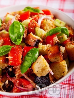 Панцанела - италианска салата с домати, краставици и крутони - снимка на рецептата